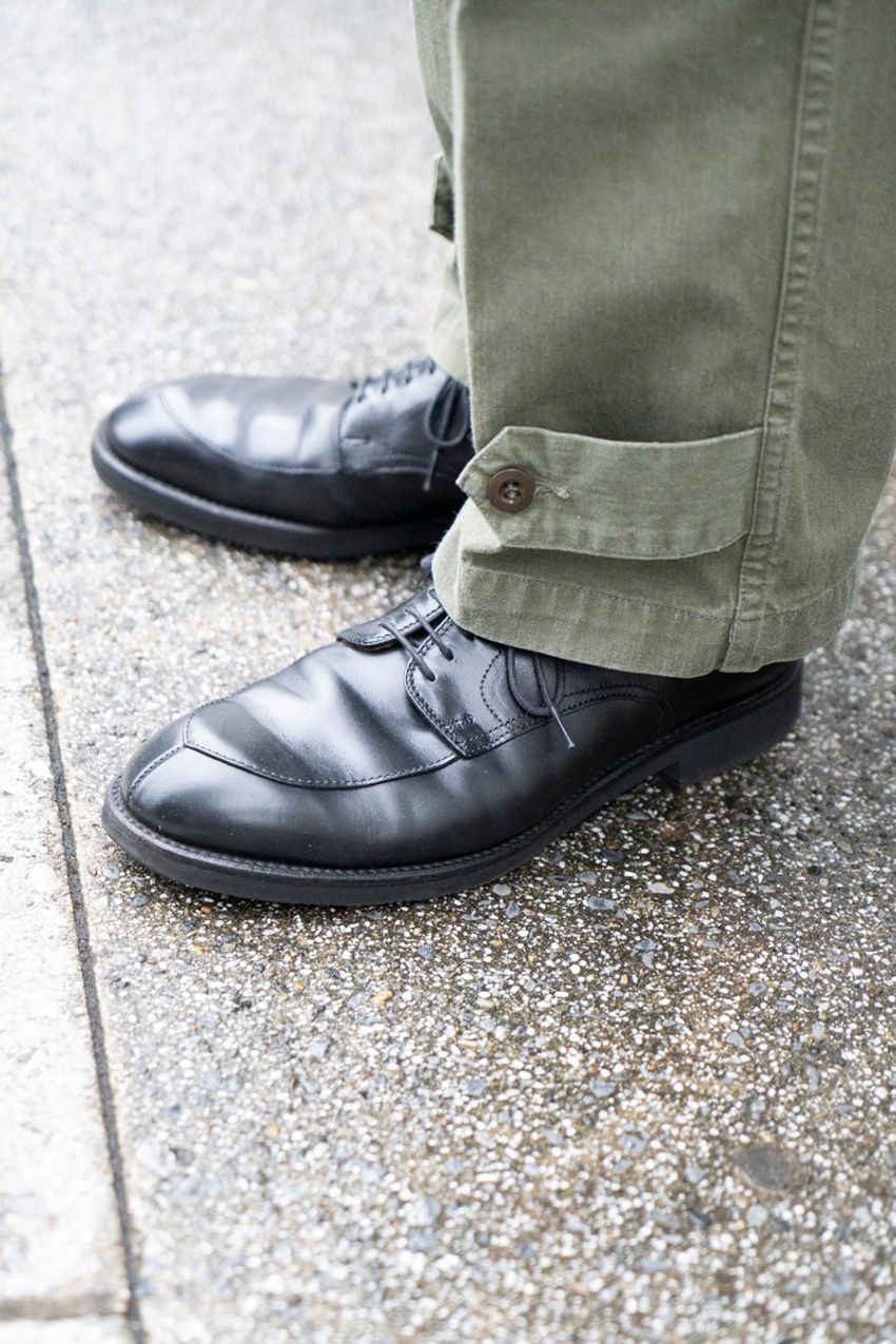 武骨すぎない“カーゴパンツ”の取り入れ方5選！街の大人が実践したシャツ合わせ、モノトーンetc - 6枚目の画像