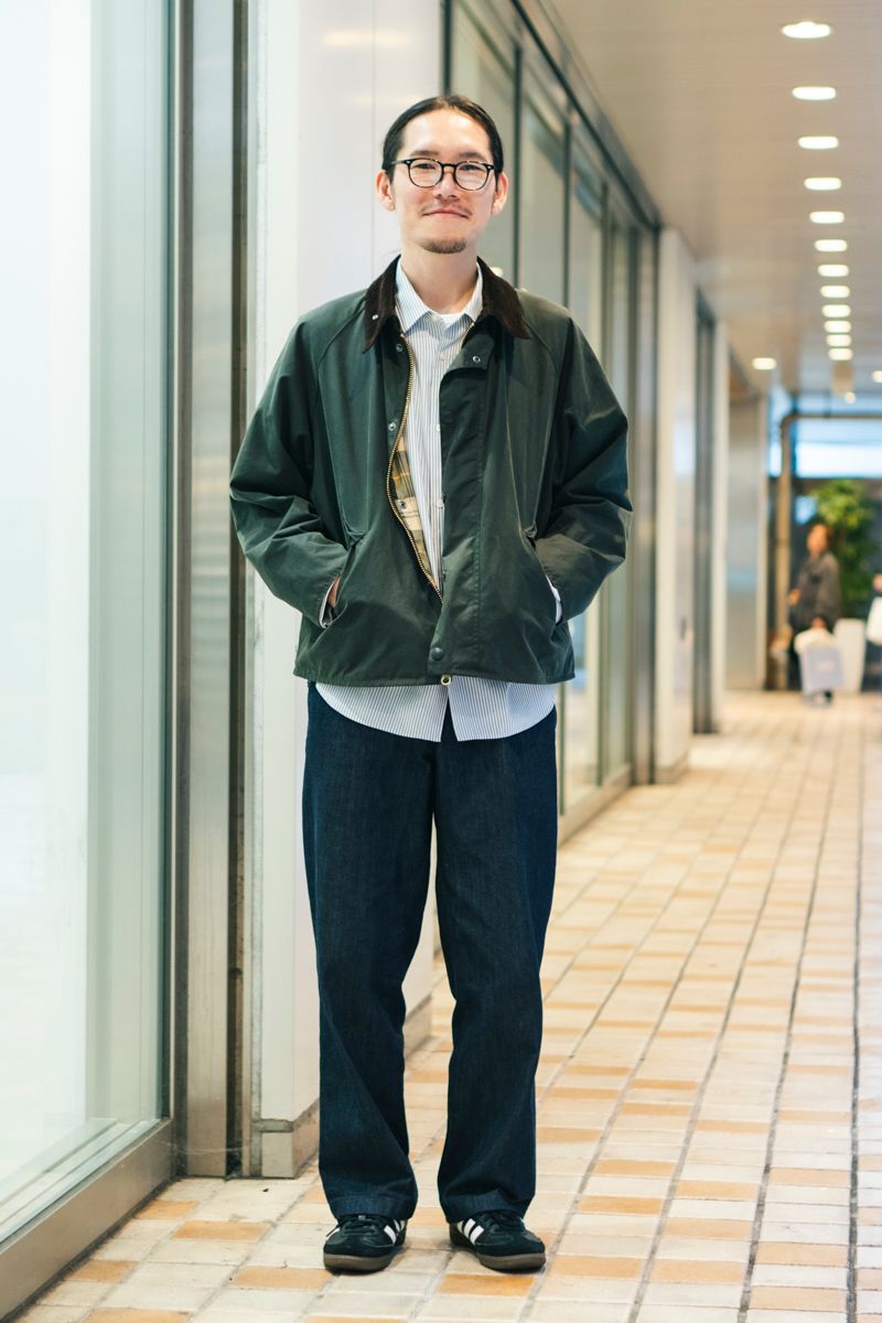 ジャケット＝バブアー　シャツ＝パブリックトウキョウ　デニム＝ユニクロ　シューズ＝アディダス　眼鏡＝ジーユー　ブレスレット＝エルメス　リング＝トゥアレグ 　腕時計＝アップル