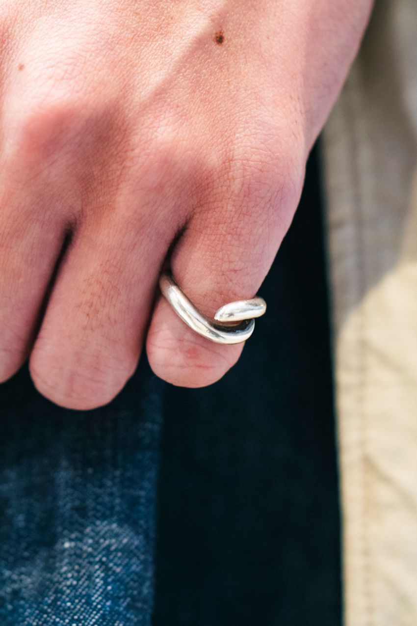 インナーにもアウターにも！「デニムジャケット」の最新スタイル5選を街角スナップで - 8枚目の画像