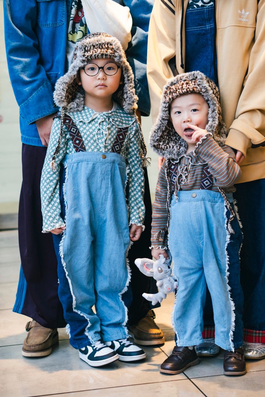 インナーにもアウターにも！「デニムジャケット」の最新スタイル5選を街角スナップで - 11枚目の画像