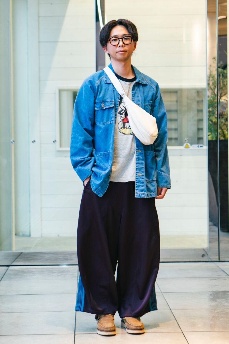 Gジャン＝セブンデイズサンデイ　Tシャツ、バッグ＝ともにユニクロ　パンツ＝ニードルズ　シューズ＝セバゴ　眼鏡＝ジンズ　腕時計＝アップル