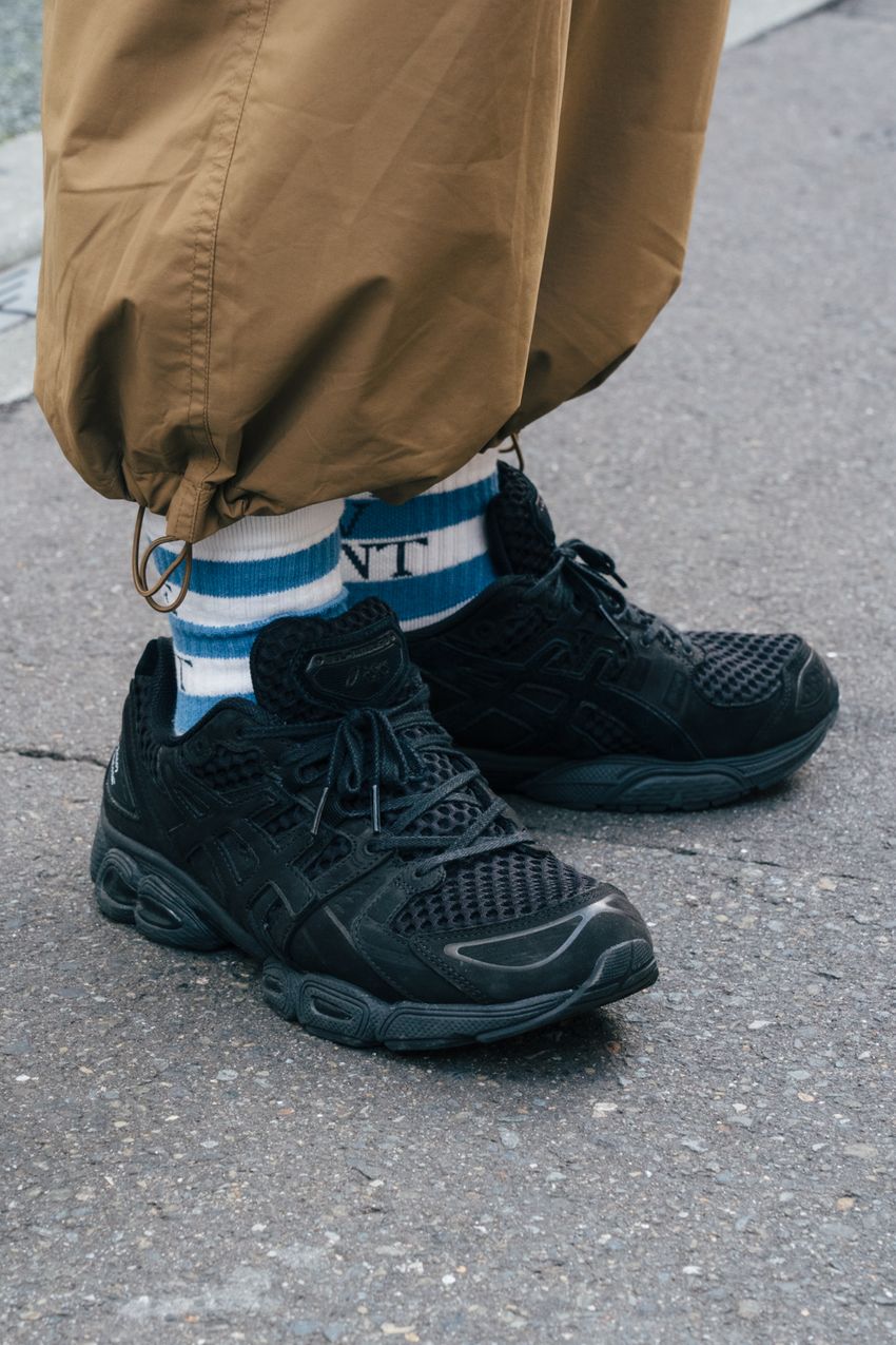 「裾を絞ったパンツ」で春の装いを軽やかに！参考にしたい街のコーデ好例5選 - 5枚目の画像