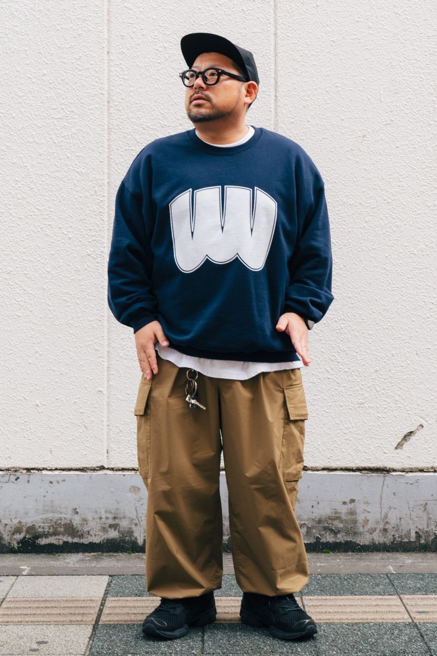 「裾を絞ったパンツ」で春の装いを軽やかに！参考にしたい街のコーデ好例5選 - 4枚目の画像