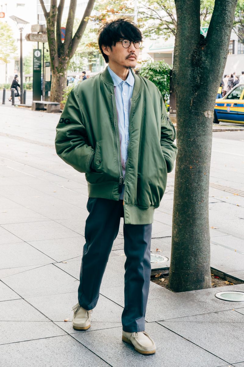 ジャケット=コムデギャルソン シャツ=エーエフエフエー パンツ=ディッキーズ シューズ=クラークス×アンダーカバー 眼鏡=オリバーピープルズ リング=マウ 腕時計=アップル