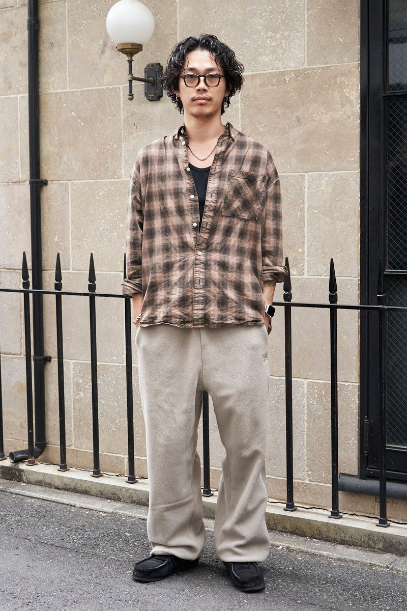 シャツ ザラ  カットソー ユニクロ  パンツ ユニクロ×ニードルズ  シューズ クラークス  眼鏡 ギュパール  腕時計 アップル  ピアス セラ  ネックレス トムウッド  ブレスレット ティファニー