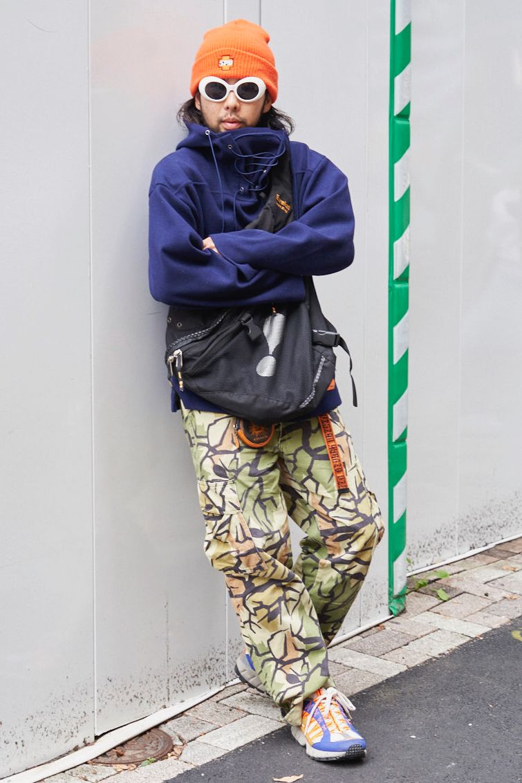 ジャケット、パンツ、ブレスレット＝すべて古着