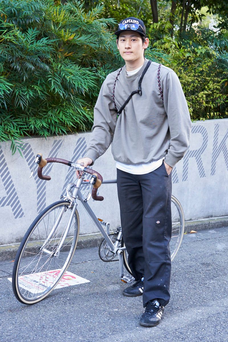 スウェット=パレススケートボード カットソー=ノーブランド パンツ=ディッキーズ シューズ=アディダス 帽子=キャプテンズヘルム 眼鏡=ゾフ バッグ=エビセンスケートボード