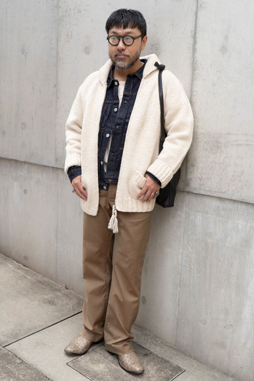 スラックス、ニットジャケットetc.「キレイめカジュアル」を体現した大人5名の着こなし - 7枚目の画像