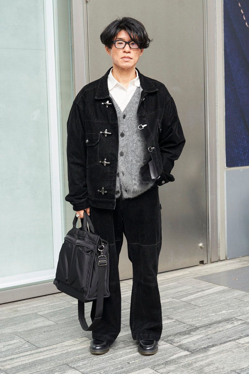 Gジャン オープニングアクト  カーディガン シュタイン  シャツ 不明  デニム オープニングアクト  シューズ ドクターマーチン  眼鏡 オージーバイオリバーゴールドスミス  バッグ シティ  リング トムウッド