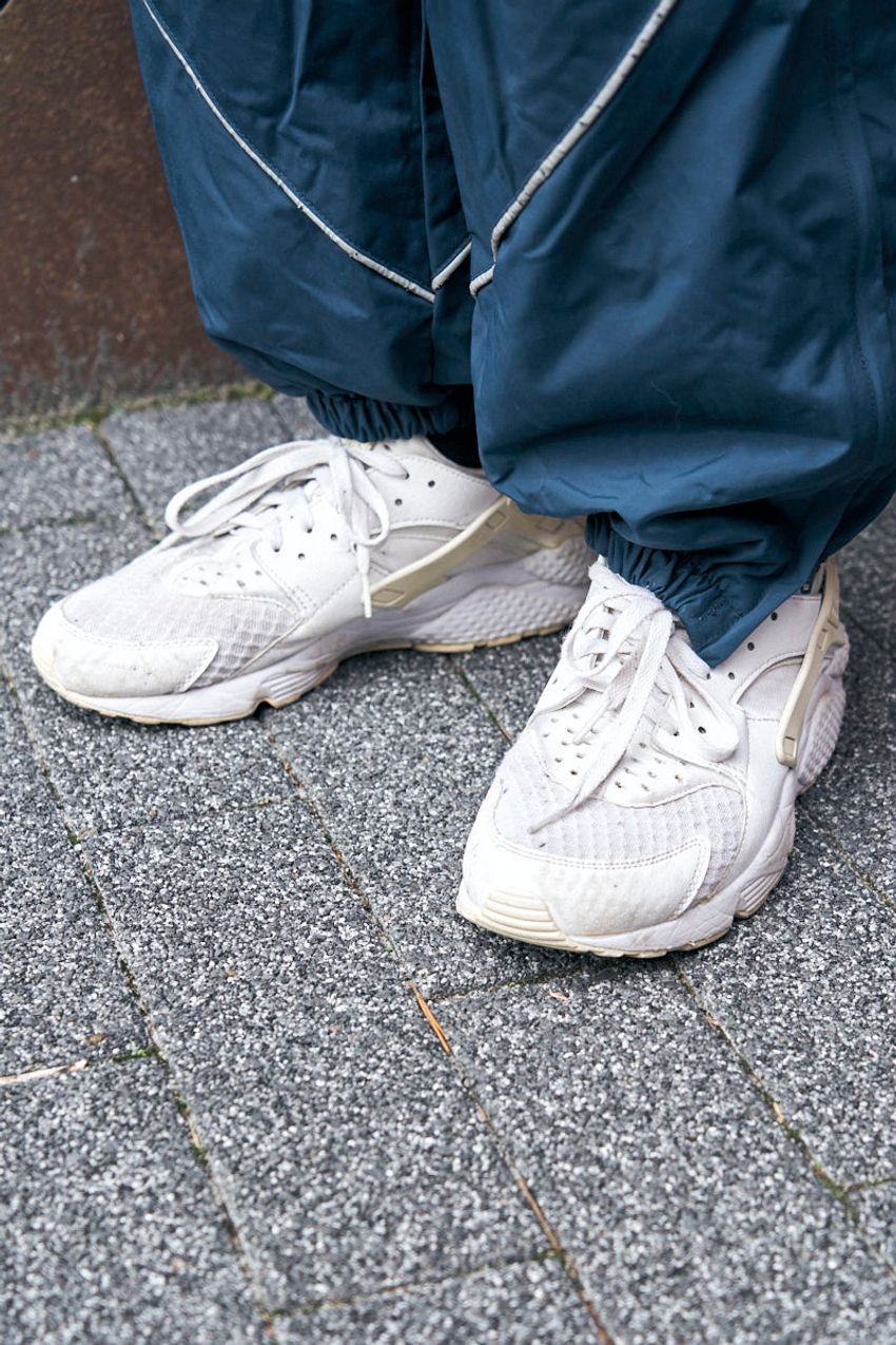 「裾を絞ったパンツ」で春の装いを軽やかに！参考にしたい街のコーデ好例5選 - 7枚目の画像