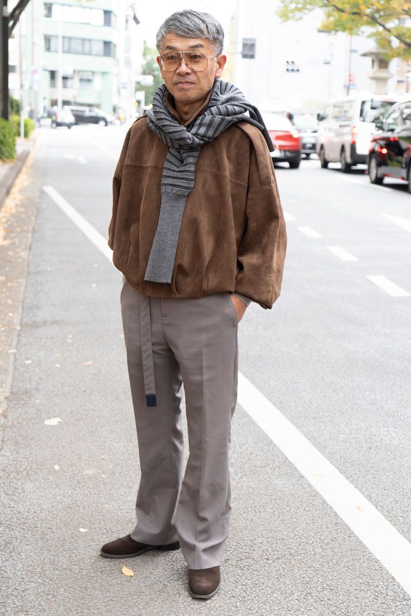 ジャケット＝ザラ　ニット＝ハイク　パンツ＝サカイ　シューズ＝ティム　眼鏡＝サンローラン