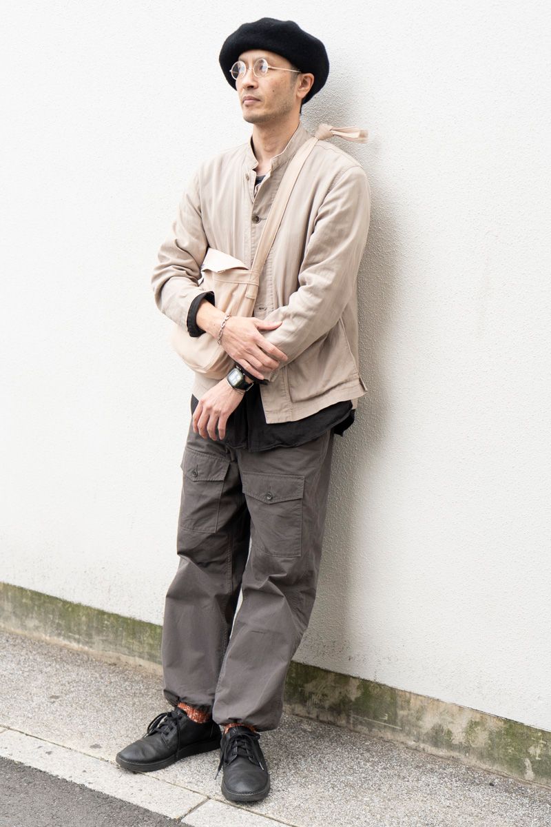 ジャケット、シャツ、パンツ＝すべてフィグベル　シューズ＝トップサイダー　帽子＝ノーブランド　眼鏡＝ファッティー　ブレスレット＝ヨンドシー　腕時計＝カシオ