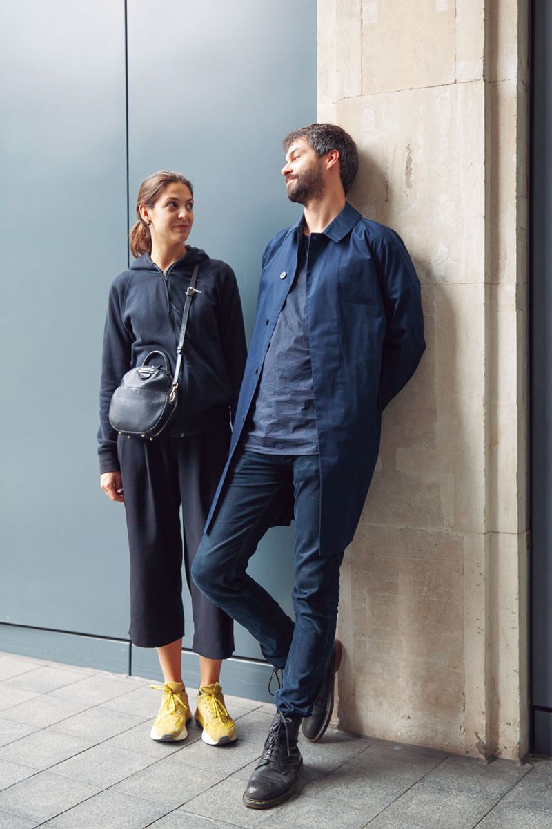 シックな表情はネイビーのおかげ アンドレイ