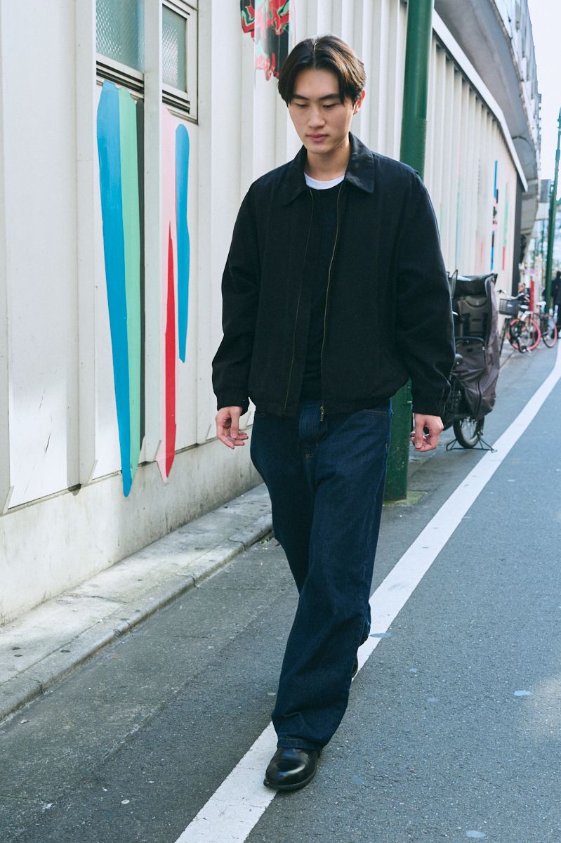 ジャケット、ニット＝ともに古着