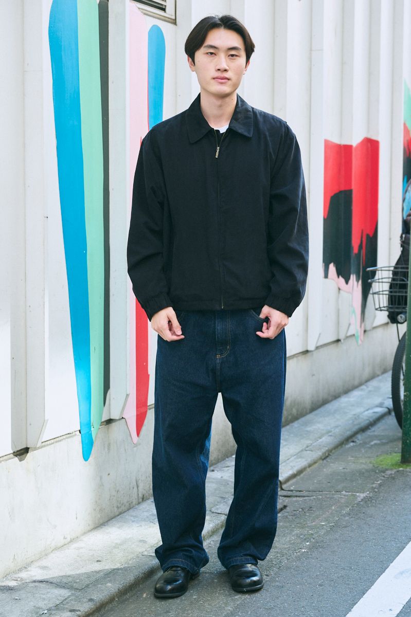 ジャケット、ニット＝ともに古着