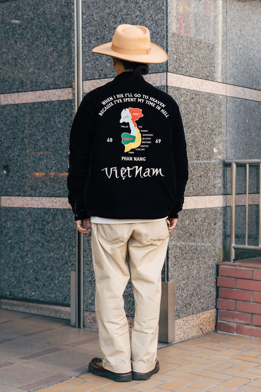 人気のベージュパンツは黒トップス一択？ 絶対に外さない鉄板カラーコーデをおさらいしよう - 11枚目の画像