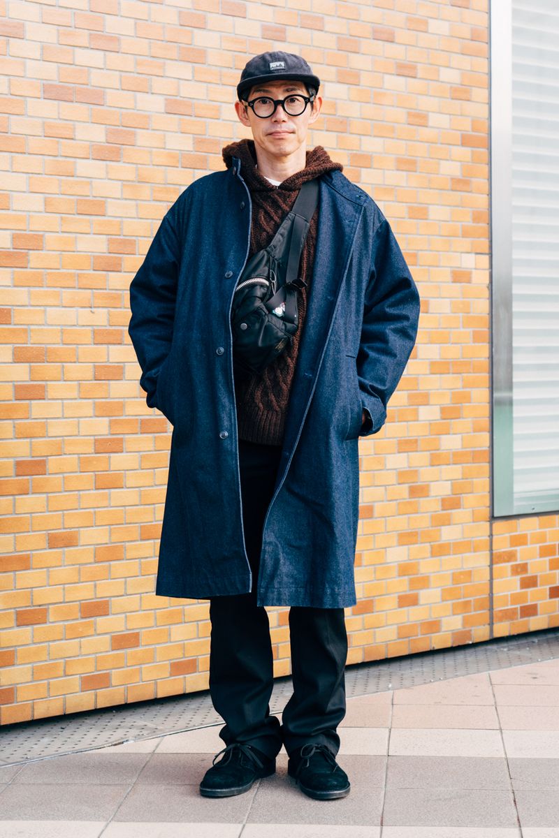 コート、ニット=ともに古着 パンツ=ディッキーズ シューズ=クラークス 帽子=パタゴニア 眼鏡=ジンズ バッグ=ポーター 腕時計=アップル