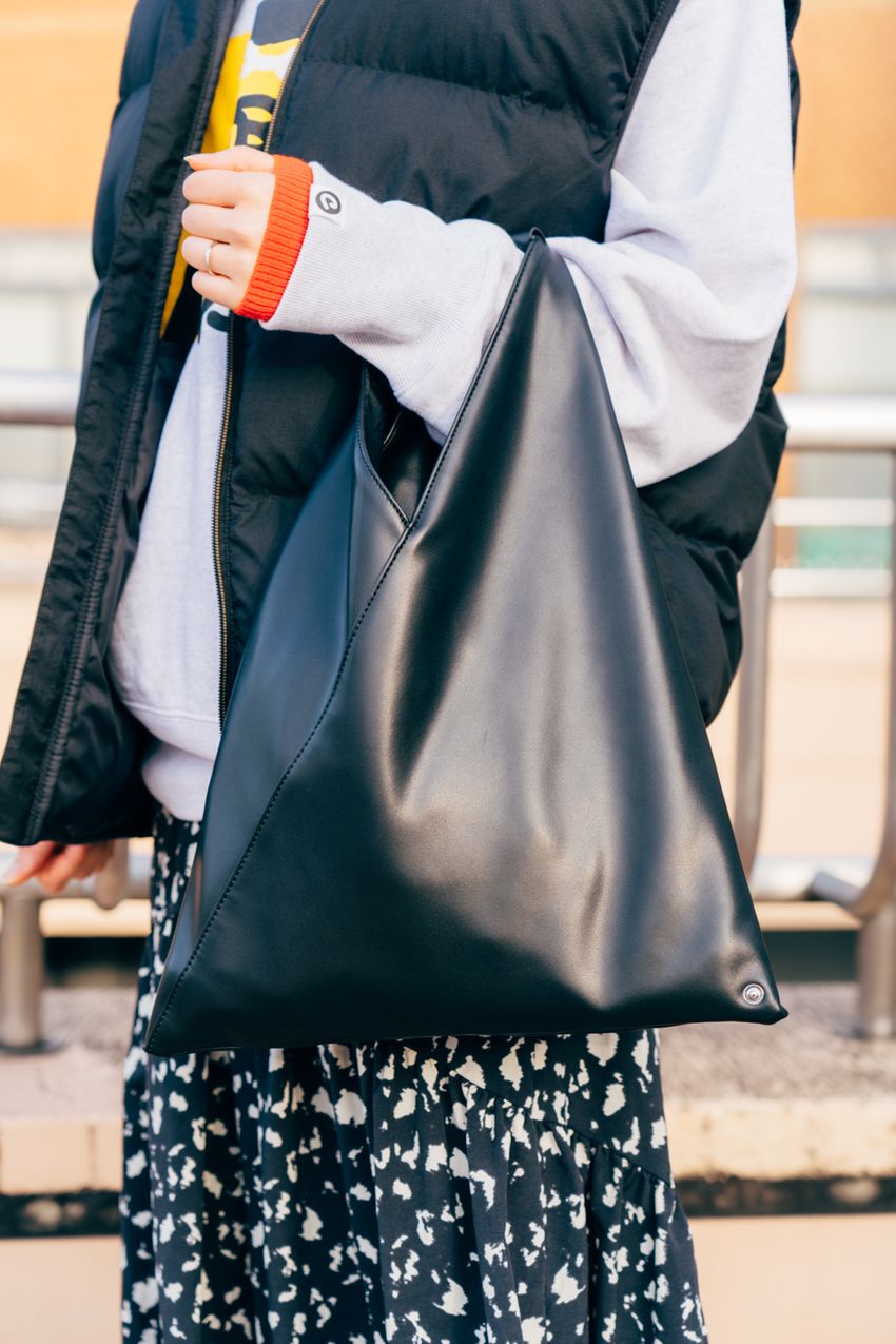 万能すぎる“黒ベスト”。5人の実例で解く、“着回し力最強”とされる理由 - 10枚目の画像