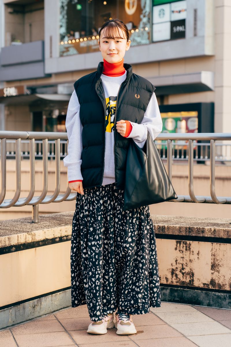 ベスト フレッドペリー  スウェット 不明  ニット ユニクロ  スカート ユナイテッドアローズ  シューズ ラコステ  バッグ エムエムシックスメゾンマルジェラ  腕時計 アップル