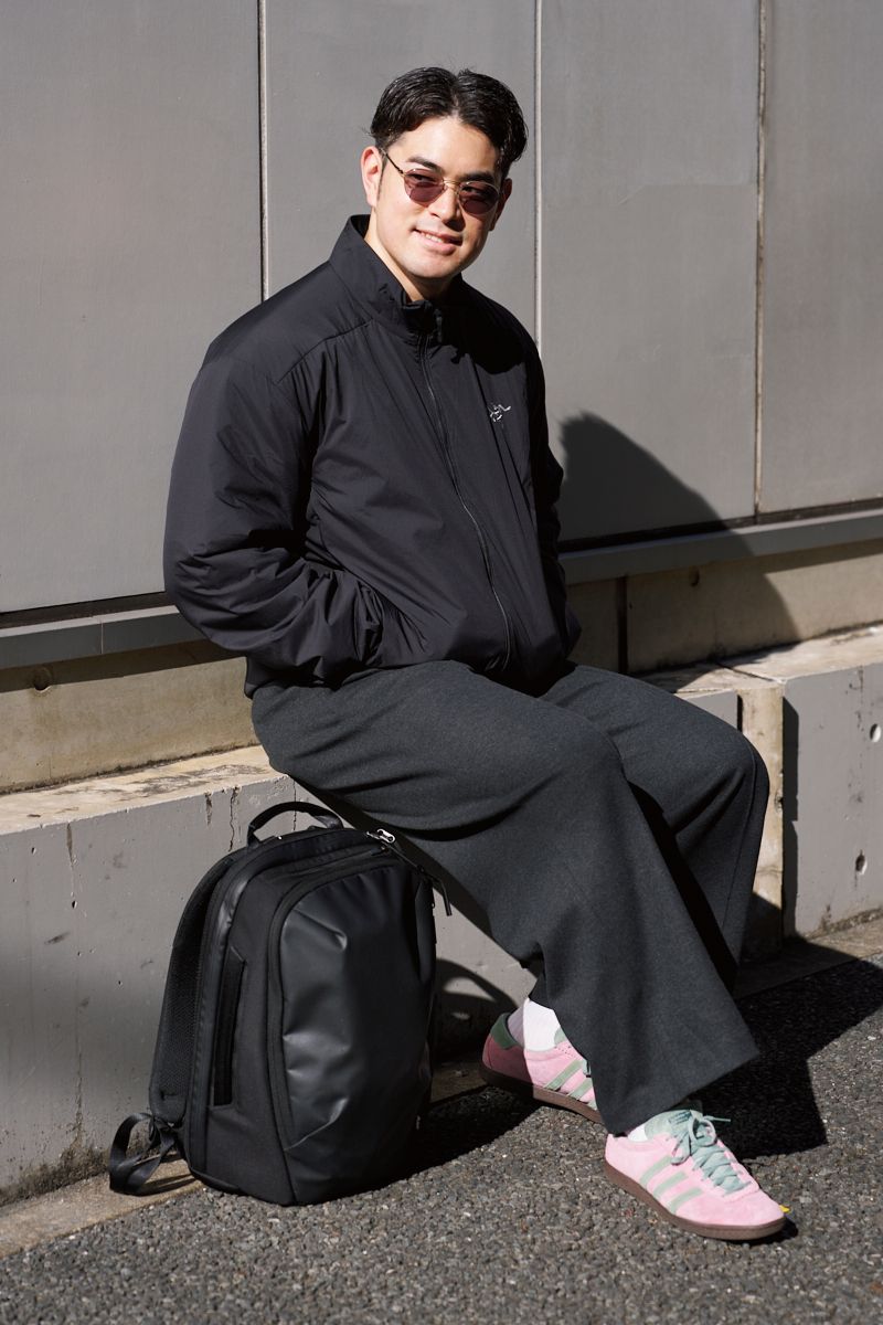 ジャケット アークテリクス  スウェット バレンシアガ  パンツ ユニクロ  シューズ アディダス  眼鏡 マイキータ  バッグ エアー