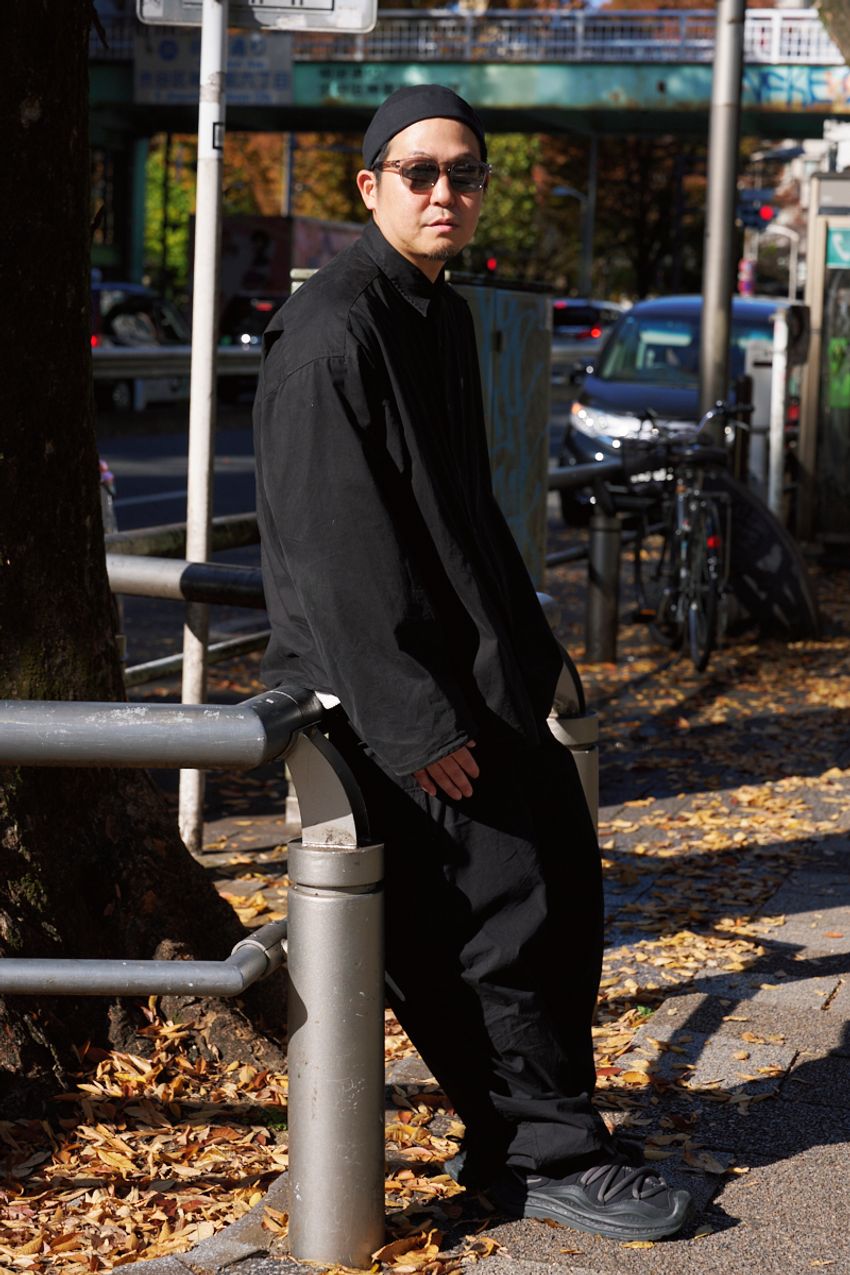 真の洒落者が実践した“ダークトーンコーデ”5選！上下スウェット、革ジャン＆デニムetc. - 8枚目の画像