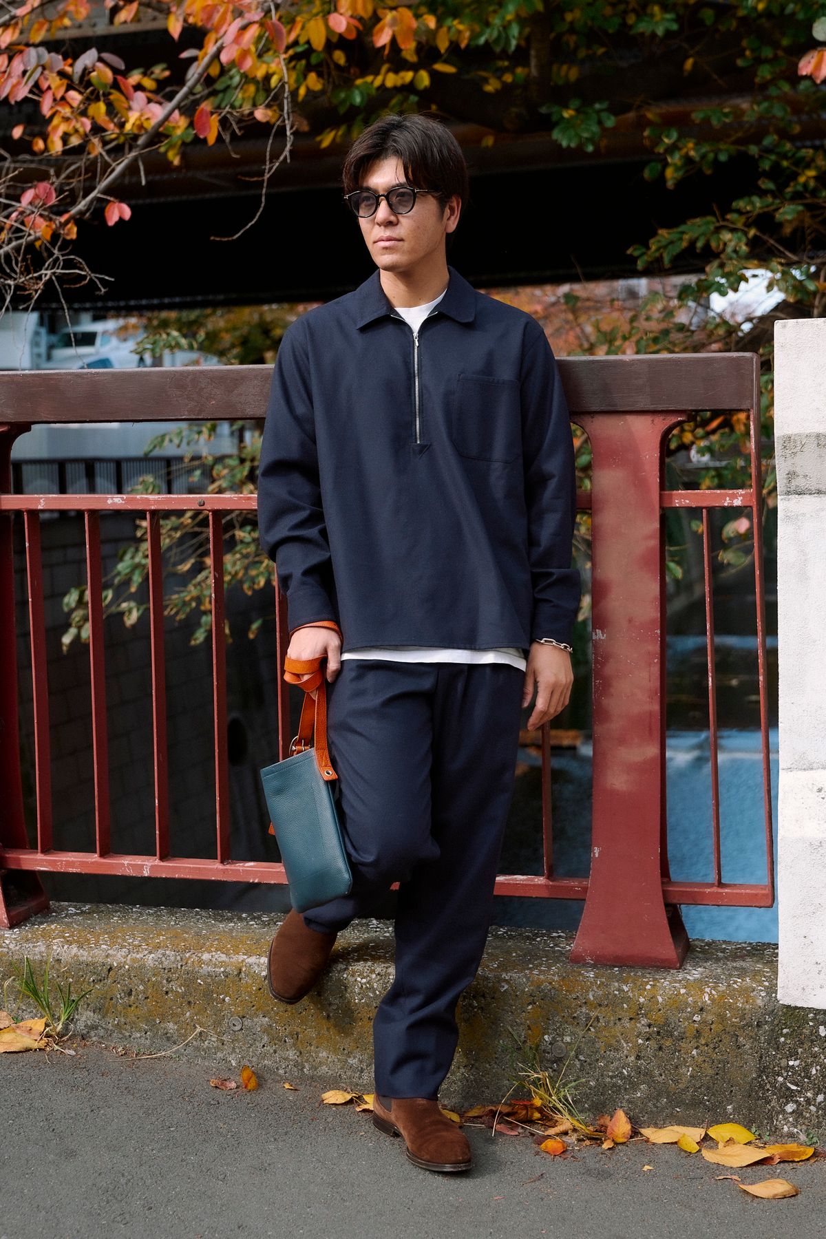 カットソー、パンツ＝ともにコモリ