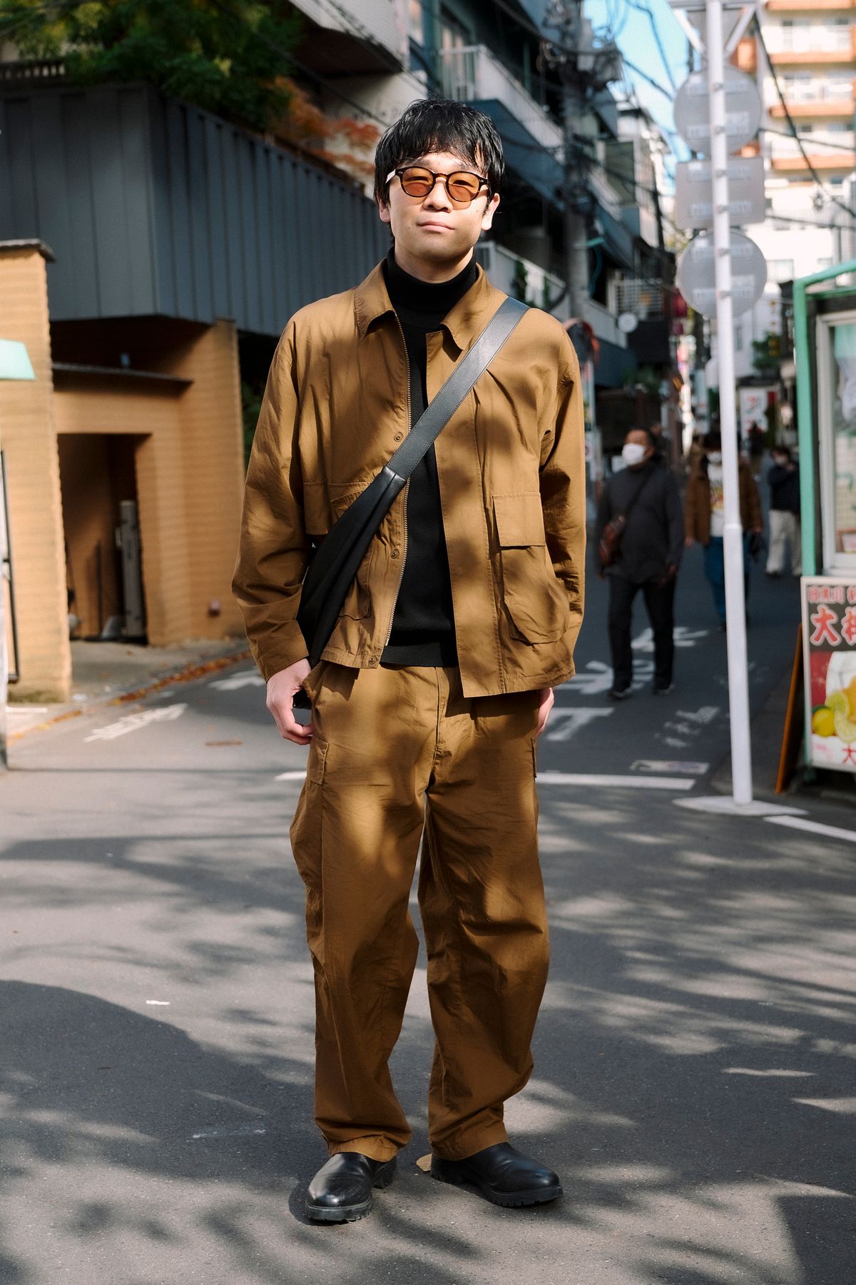 ジャケット、カットソー、パンツ＝すべてユニクロ