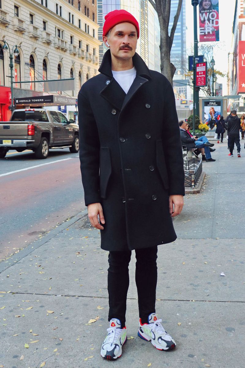 黒のシンプルスタイルを引き立たせるヴィヴィッド術 ブルック