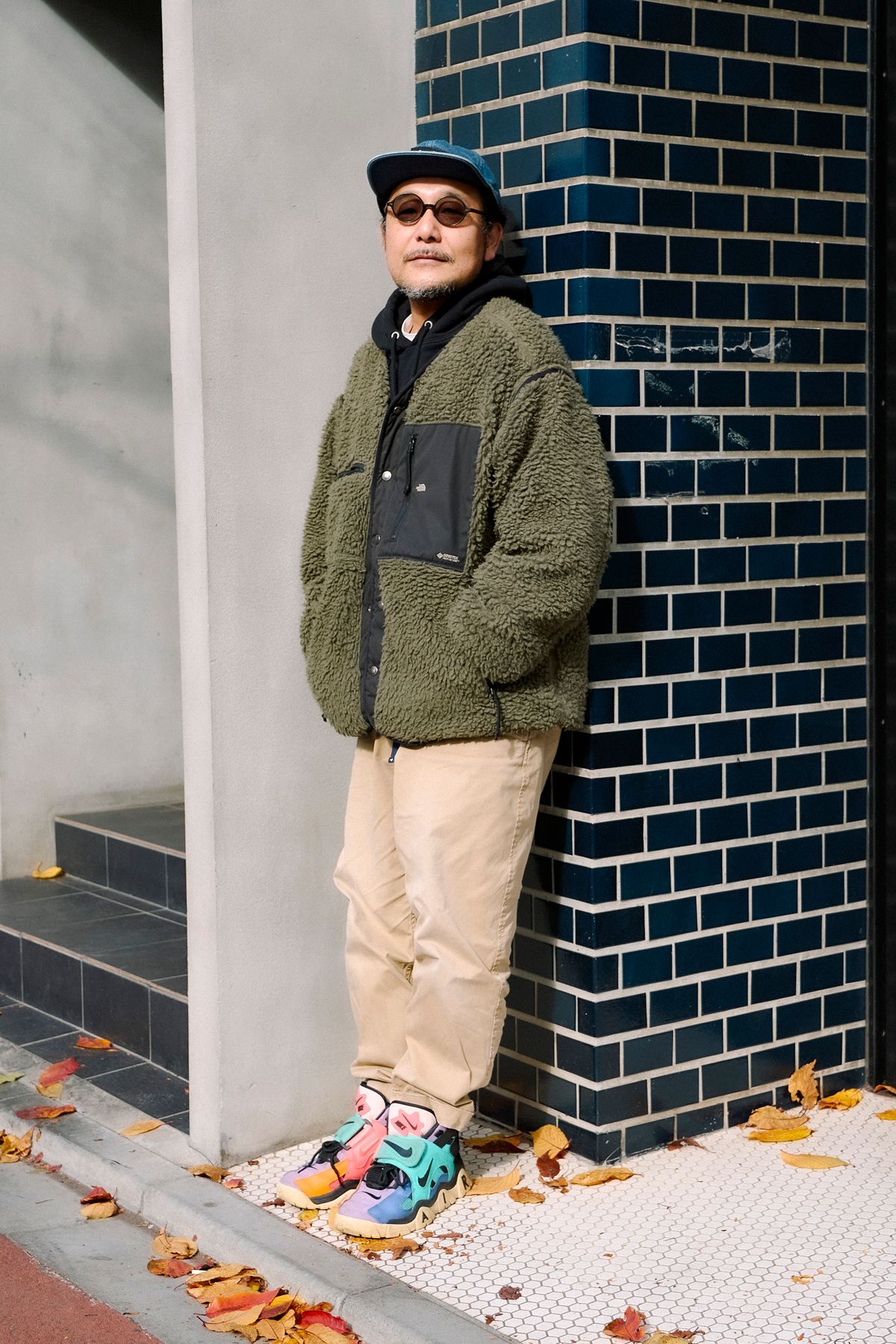 ジャケット＝ザノースフェイス 　パーカ＝バイブスカレー　パンツ＝ピルグリムサーフ+サプライ　シューズ＝ナイキ　帽子＝ピルグリムサーフ+サプライ　眼鏡＝オリバーピープルズ　アクセサリー＝ゴローズ