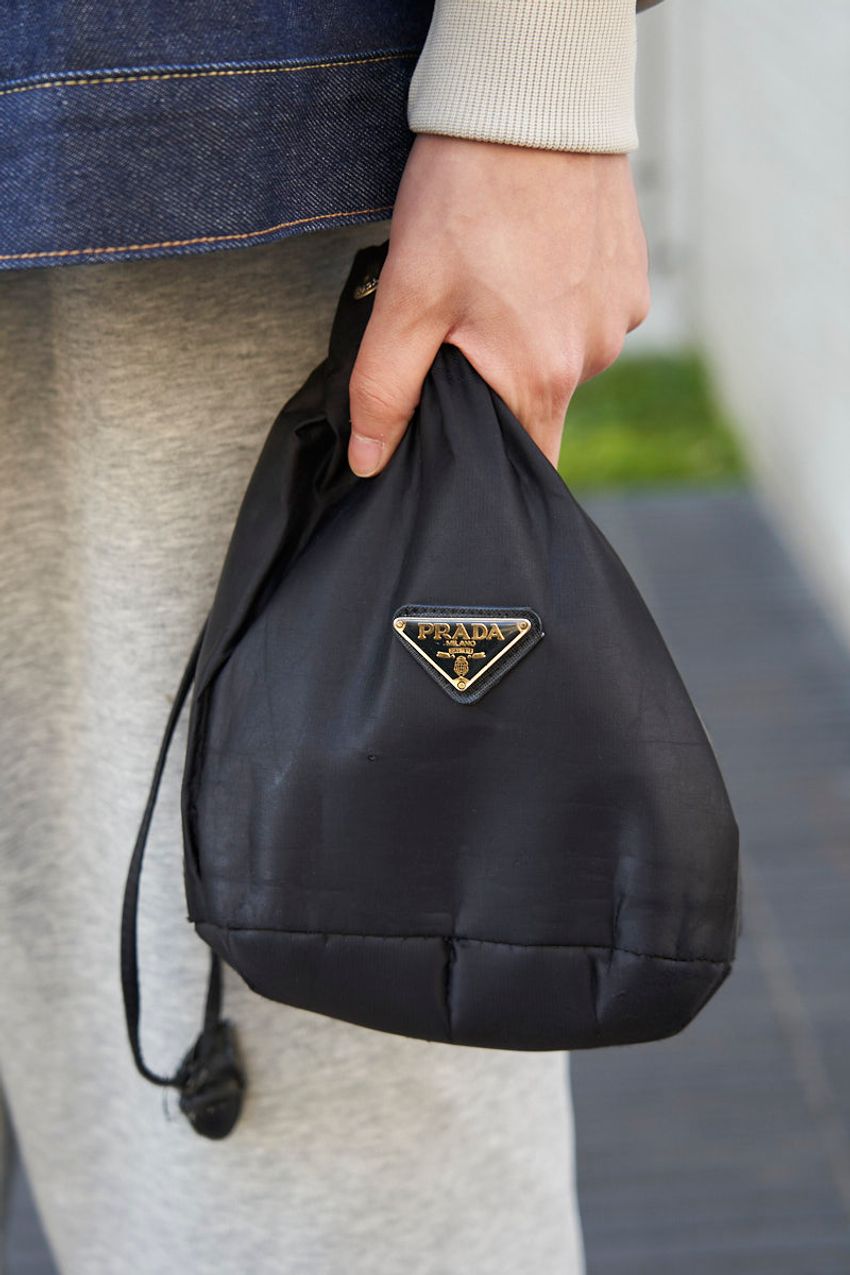 “ジーンズ以外”なら、何を合わせてる？「デニムトップス」のコーデ術を街角調査！ - 2枚目の画像