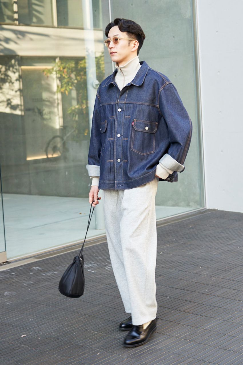 “ジーンズ以外”なら、何を合わせてる？「デニムトップス」のコーデ術を街角調査！ - 3枚目の画像