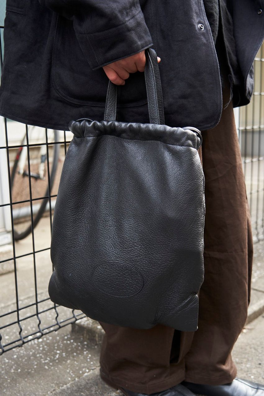 街角で見つけたコモリの"黒アウター"5選。「何気ないけど、洒落て見える」スタイル集 - 9枚目の画像