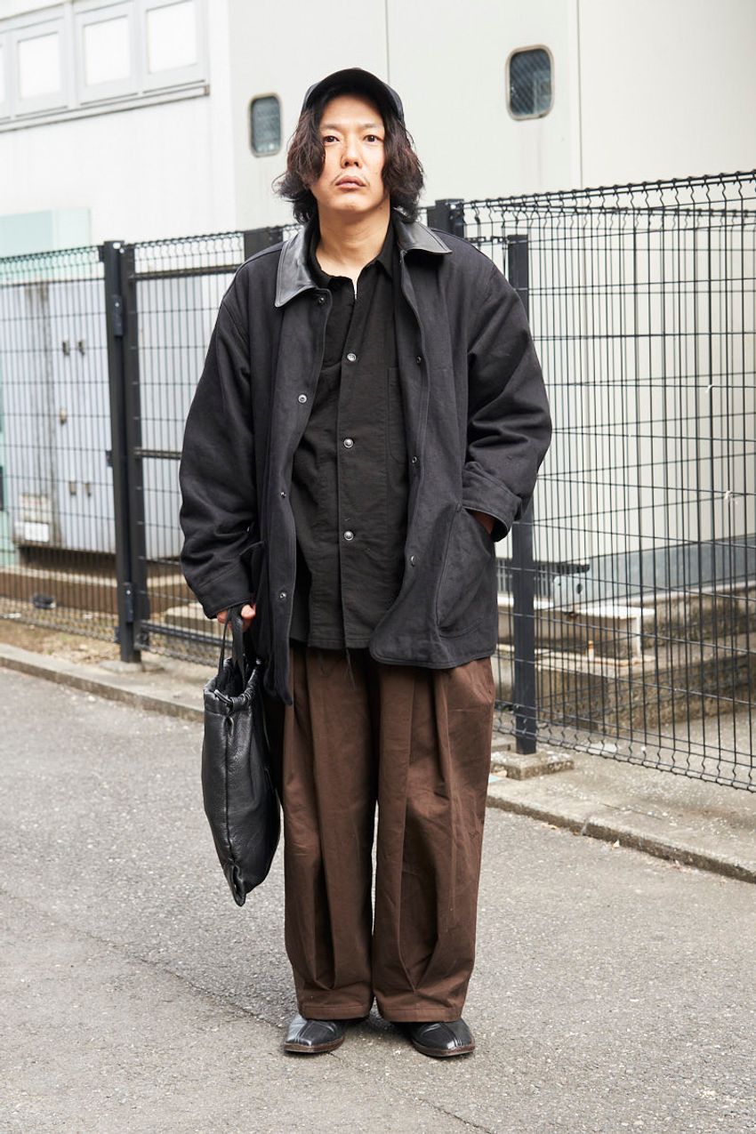 街角で見つけたコモリの"黒アウター"5選。「何気ないけど、洒落て見える」スタイル集 - 8枚目の画像
