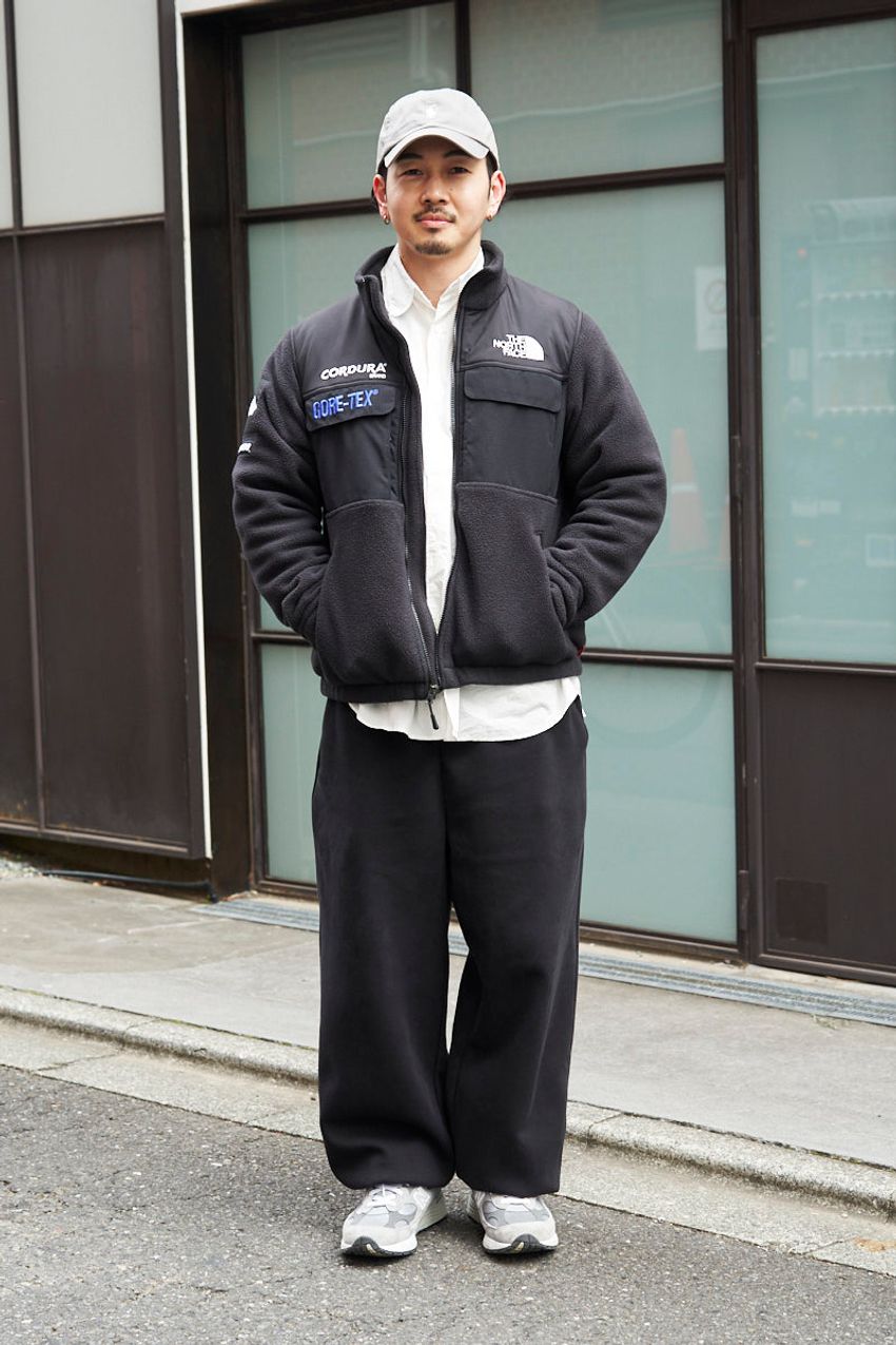 【黒ジャンパー厳選集】春に使える軽アウターを街角スナップで調査！5名の洒落者たちの愛用品 - 2枚目の画像