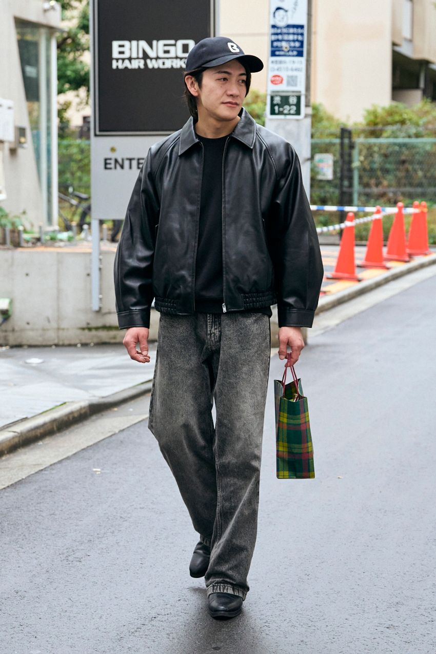真っ黒じゃない、"グレーデニム"がちょうどいい。抜け感をもらたした洒落者5人 - 7枚目の画像