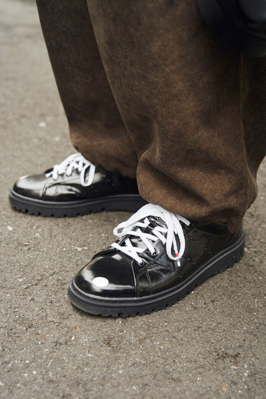 今季のトレンドカラー「ブラウン」はパンツで投入が正解？ 街角スナップで検証！ - 9枚目の画像