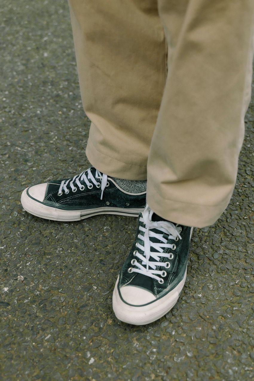 王道中の王道「黒コンバース」のスタイルスナップ集。街角の皆は、どうやってはく？ - 7枚目の画像