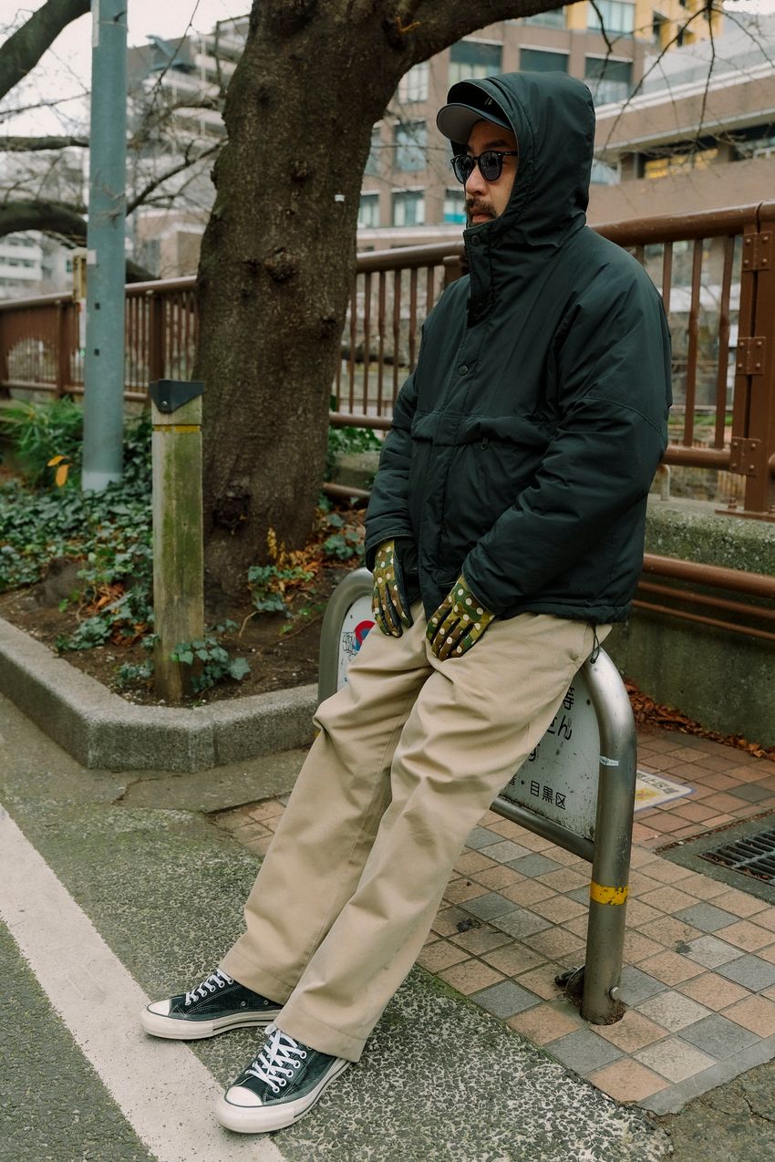 人気のベージュパンツは黒トップス一択？ 絶対に外さない鉄板カラーコーデをおさらいしよう - 6枚目の画像