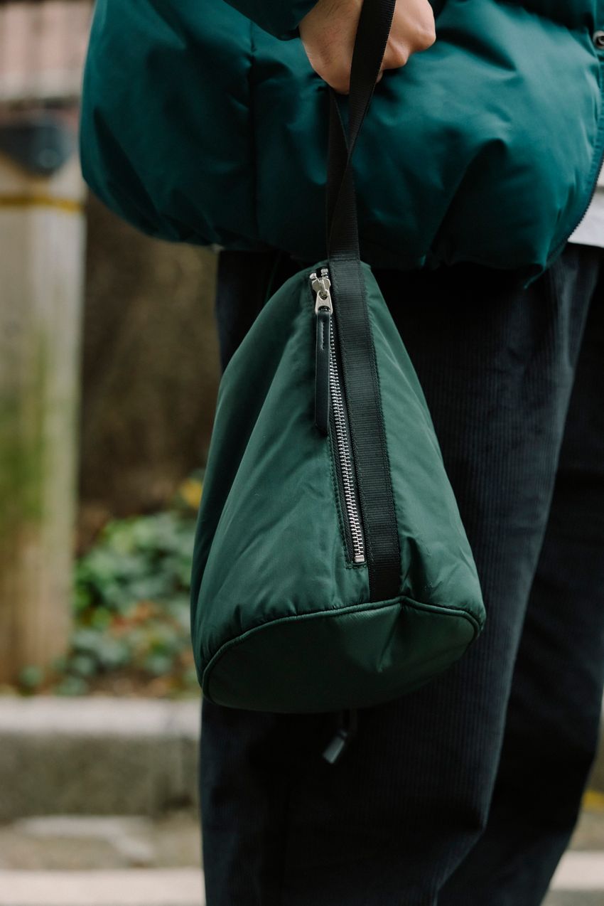 バッグ選びの新トレンド！今人気の“小さいバッグ”、みんな何使ってる？スナップで調査 - 11枚目の画像