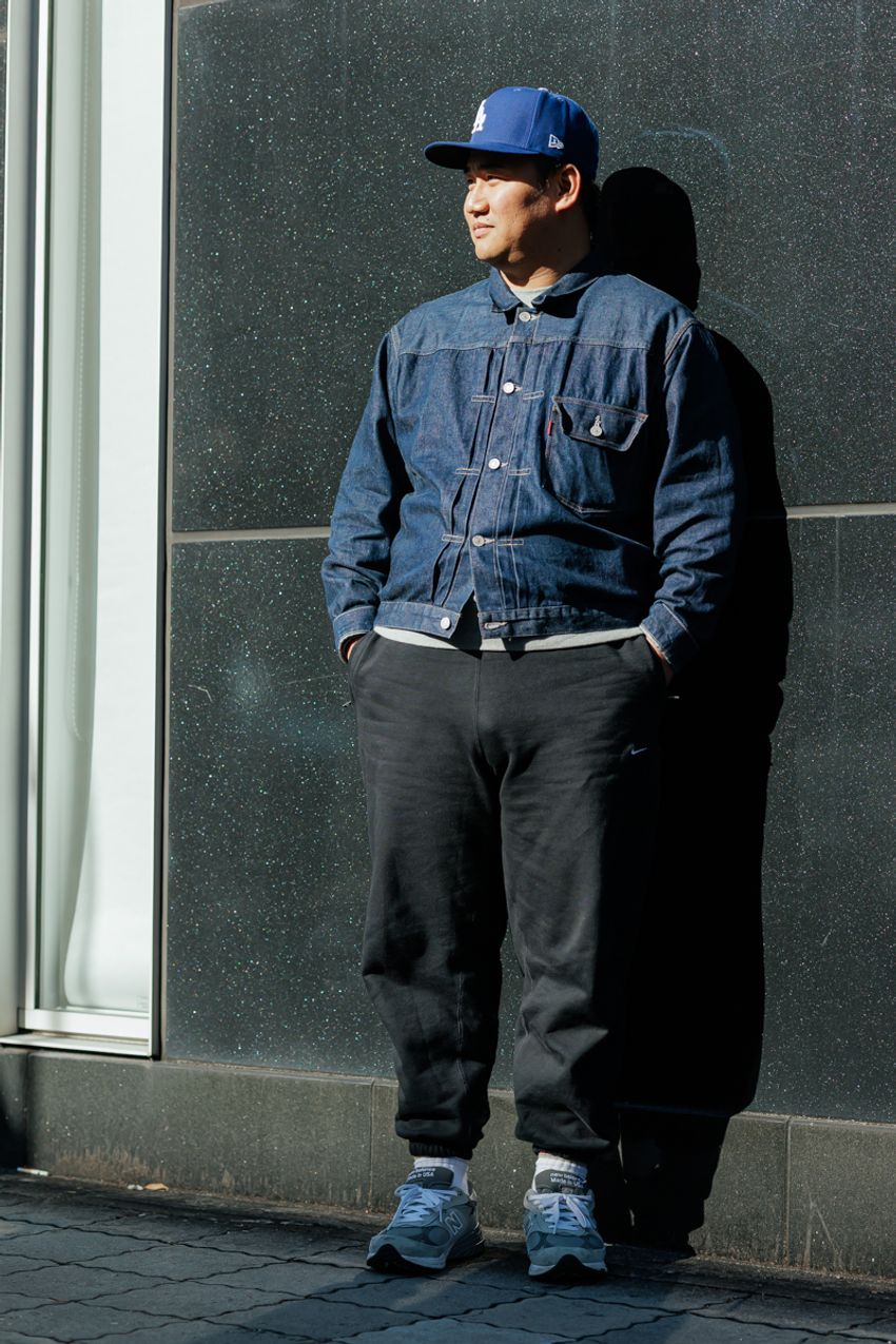 “ジーンズ以外”なら、何を合わせてる？「デニムトップス」のコーデ術を街角調査！ - 14枚目の画像