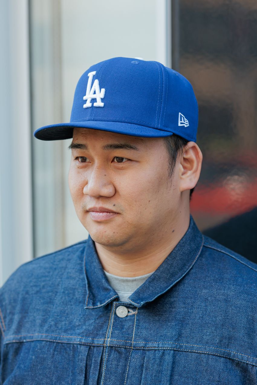 “ジーンズ以外”なら、何を合わせてる？「デニムトップス」のコーデ術を街角調査！ - 15枚目の画像