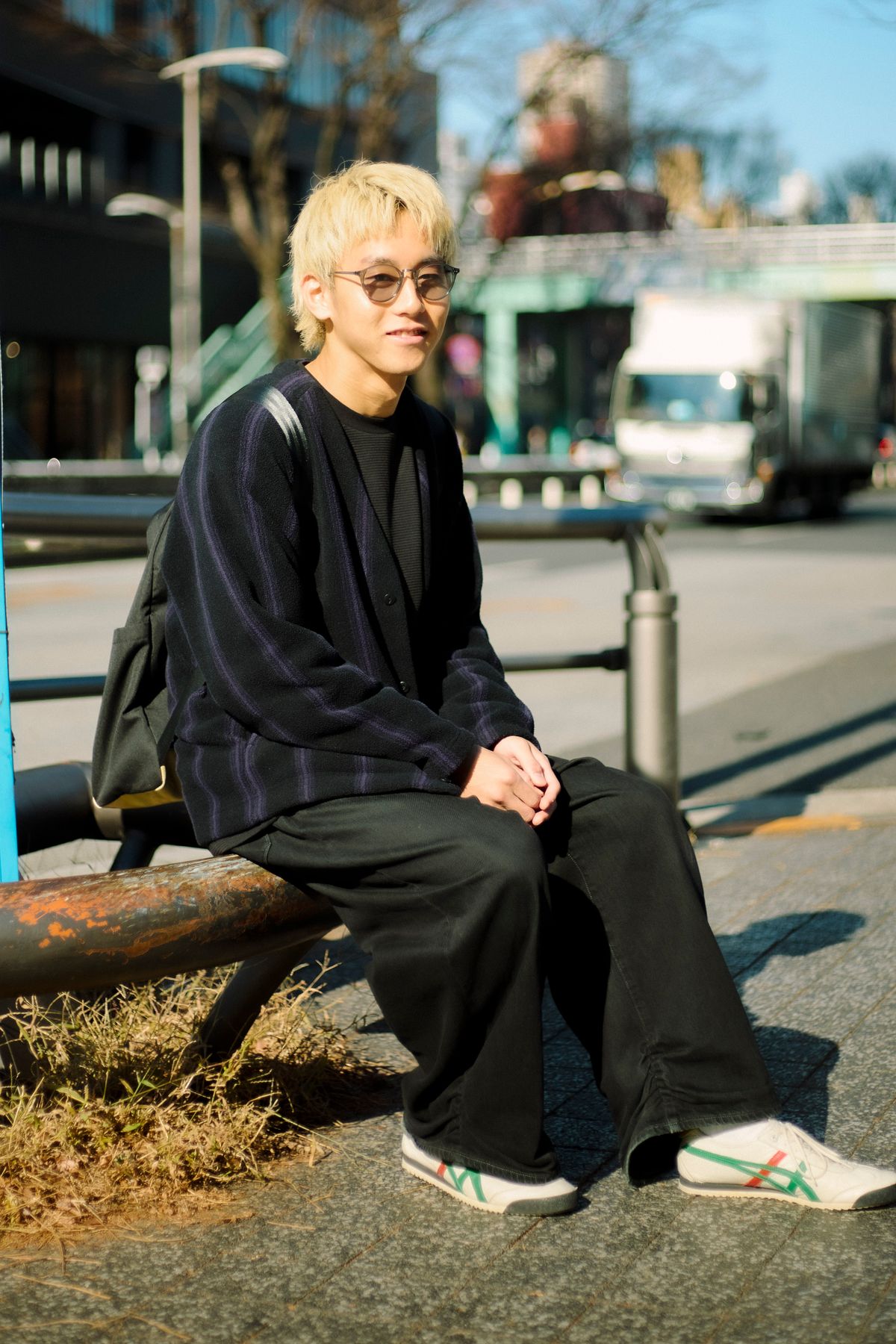 カーディガン ユニクロ  カットソー ロサンゼルスアパレル  パンツ リフォメッド  シューズ オニツカタイガー  眼鏡 ユニクロ  バッグ フライターグ