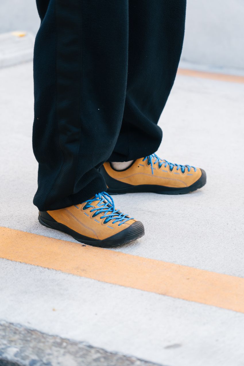 “ジーンズ以外”なら、何を合わせてる？「デニムトップス」のコーデ術を街角調査！ - 8枚目の画像