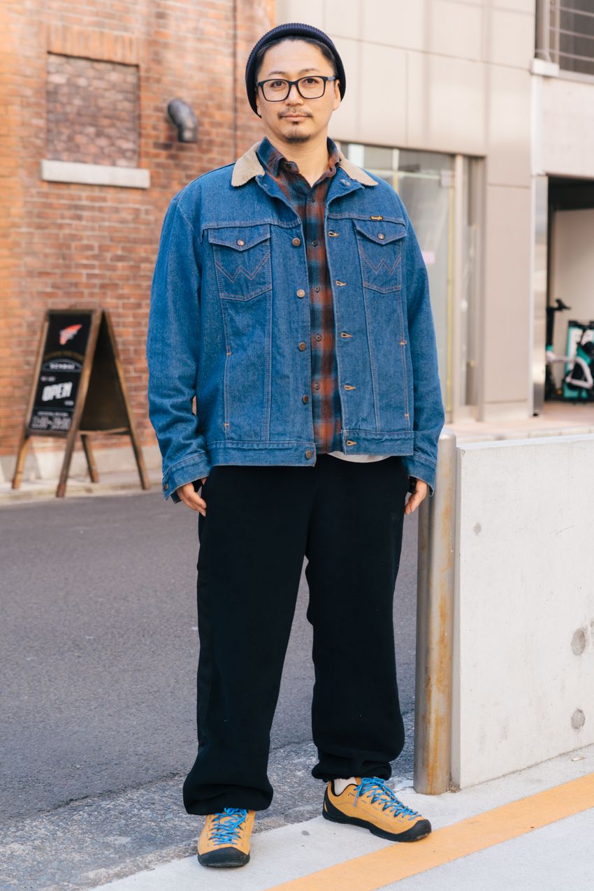 “ジーンズ以外”なら、何を合わせてる？「デニムトップス」のコーデ術を街角調査！ - 9枚目の画像