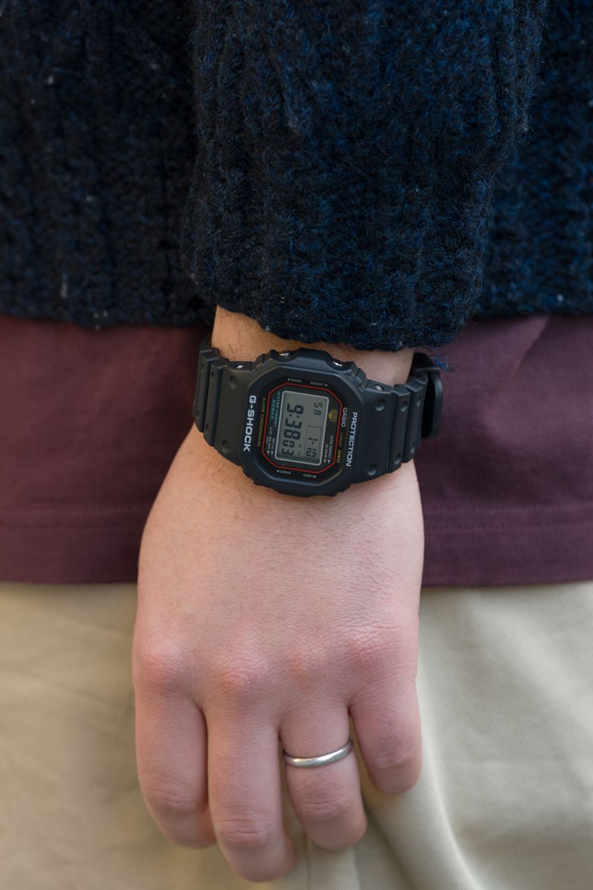 人気のベージュパンツは黒トップス一択？ 絶対に外さない鉄板カラーコーデをおさらいしよう - 3枚目の画像