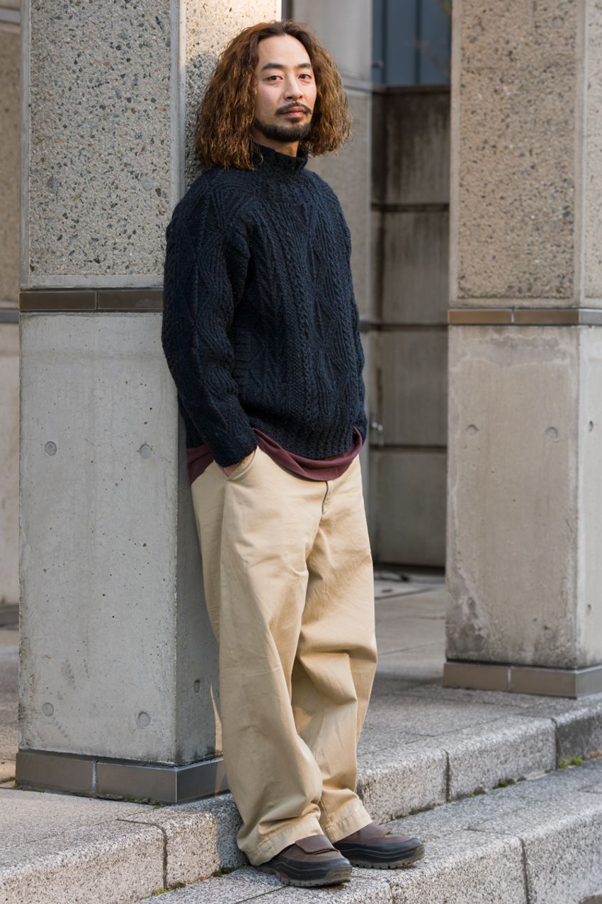 人気のベージュパンツは黒トップス一択？ 絶対に外さない鉄板カラーコーデをおさらいしよう - 2枚目の画像