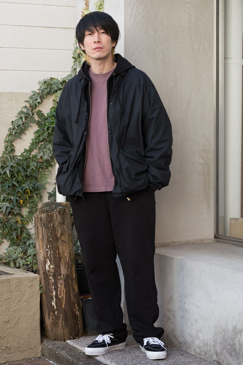 街角で見つけたコモリの"黒アウター"5選。「何気ないけど、洒落て見える」スタイル集 - 4枚目の画像