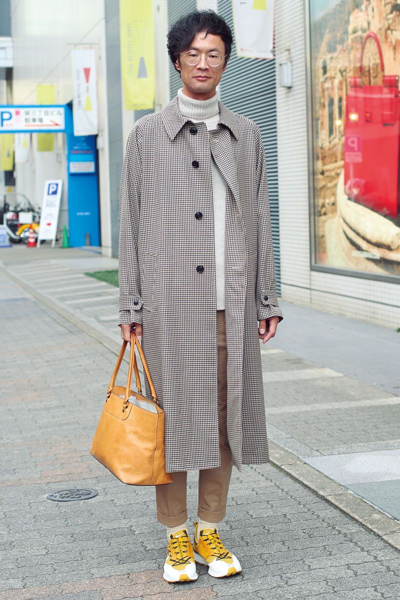 ロング柄コート×スニーカーの差し色はニクい！ 野村 効