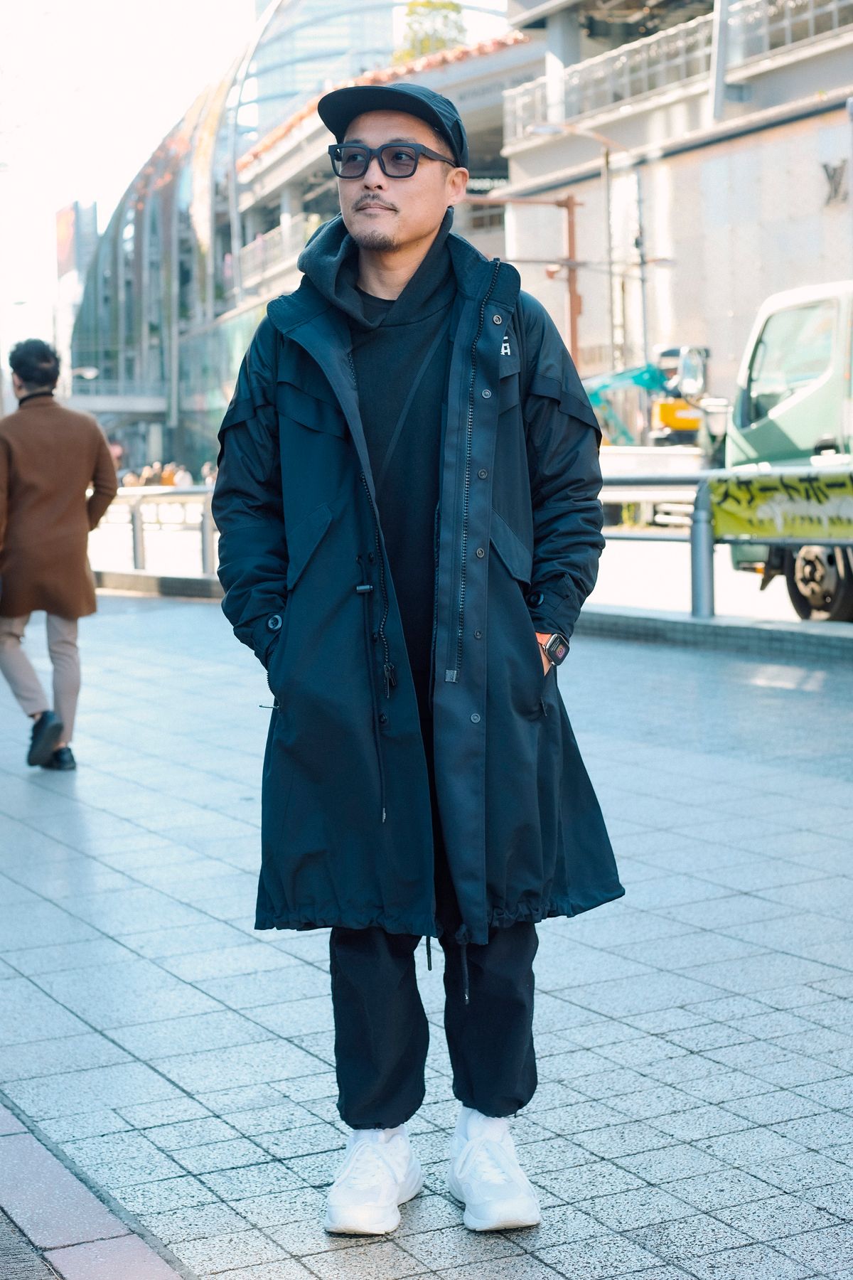 コート サカイ×ナイキ  パーカ エムエックスピー  パンツ ザノースフェイス  シューズ ニューバランス×コムデギャルソン  帽子 アワンダリングテーラー  眼鏡 マイキータ  バッグ イッセイミヤケ  腕時計 エルメス×アップル  リング トムウッド