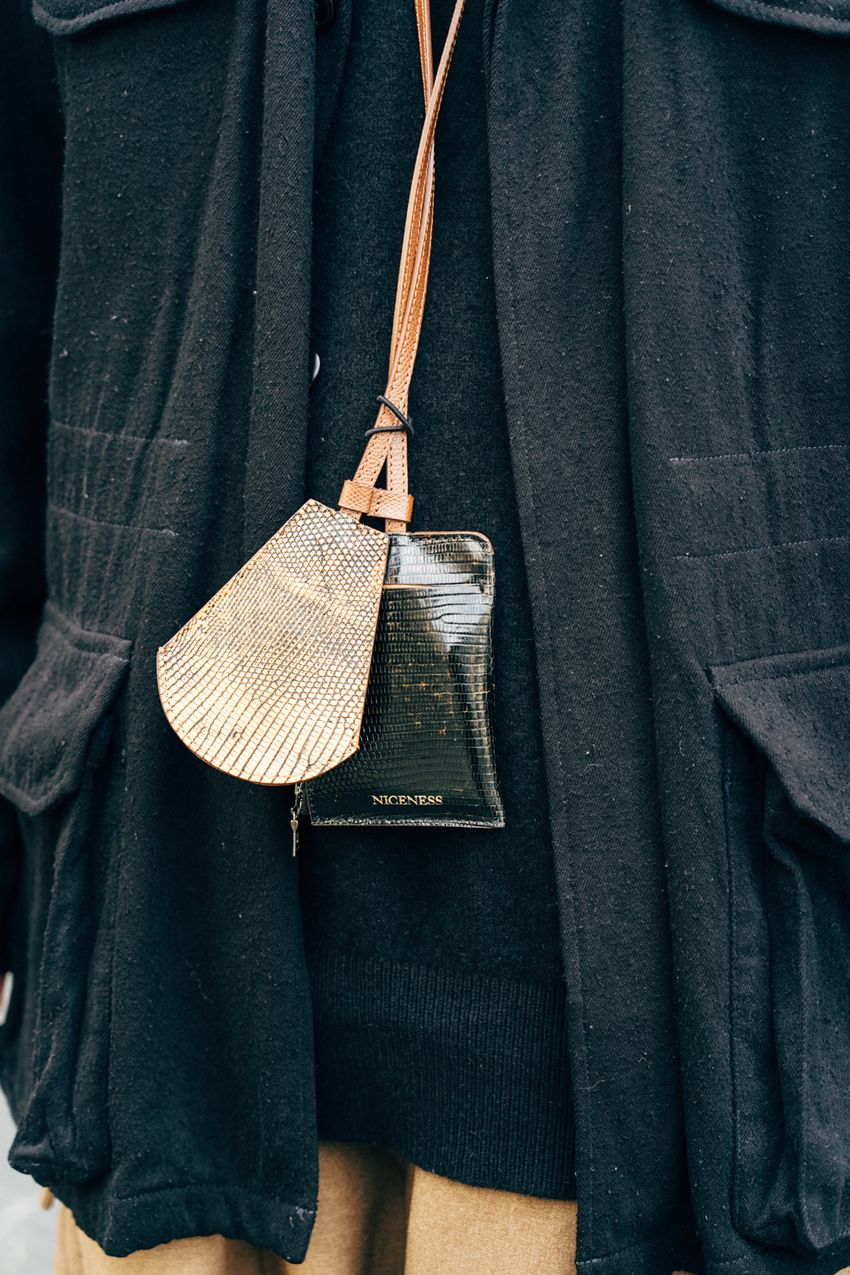 街角で見つけたコモリの"黒アウター"5選。「何気ないけど、洒落て見える」スタイル集 - 10枚目の画像